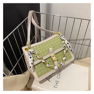 Détail du sac à main matelassé vert avocat avec chaîne dorée à foulard et fermoir en métal