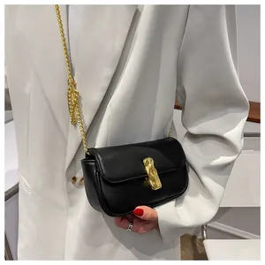 Dettaglio della borsa a tracolla in pelle nera con fibbia decorativa in metallo dorato