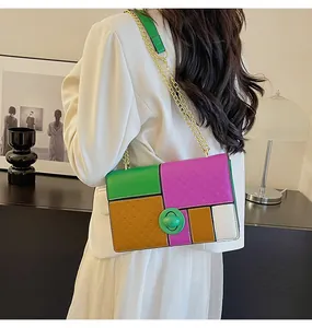 Dettaglio borsa a tracolla multicolore con trama trapuntata e catena dorata