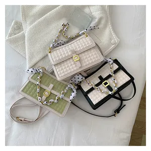 Détail de sacs en cuir PU matelassé avec poignées en chaîne dorée et foulard en soie