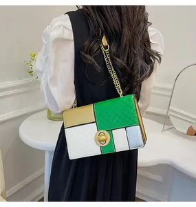 Dettaglio del design patchwork multicolore e della chiusura a scatto sulla borsa a tracolla