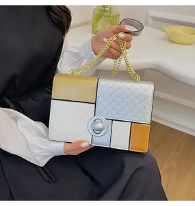 Dettaglio della borsa patchwork colorata con catena dorata e chiusura ad anello