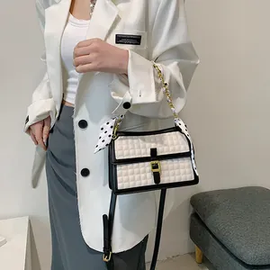 Sac bandoulière matelassé bicolore élégant avec bandoulière chaîne et foulard à pois