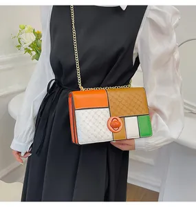 Dettaglio della borsa a tracolla patchwork colorata in pelle trapuntata e catena d'oro