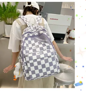 Dettaglio dello zaino a scacchi viola e bianco con tasca laterale e ampi spallacci