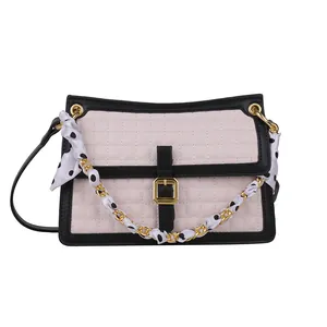 Sac bandoulière matelassé avec bordure contrastée et foulard en soie
