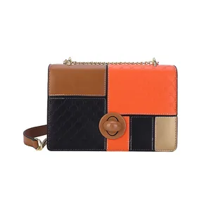 Borsa a spalla chic color-block con texture trapuntata e tracolla a catena