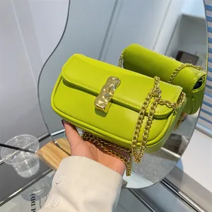 Borsa a Tracolla Minimalista in Pelle PU con Catena per Donna Moda Fibbia in Metallo Irregolare Piccola Borsa a Spalla