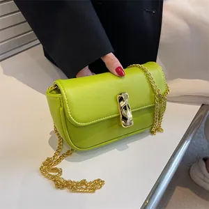 Borsa a tracolla minimalista verde neon con fibbia dorata e tracolla a catena