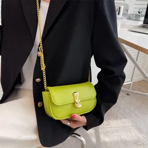 Borsa a baguette verde brillante da donna con catena dorata, borsa a tracolla dallo stile elegante