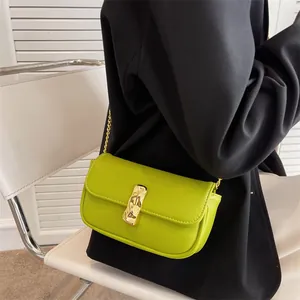 Borsa a tracolla verde fluo alla moda con catena dorata e fibbia in metallo unica