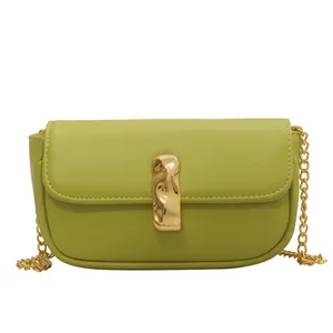 Borsa baguette verde chiaro con tracolla a catena dorata e cuciture a vista