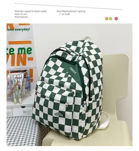 Dettaglio dello zaino a scacchi verdi con tasche a zip e logo alla moda sul lato