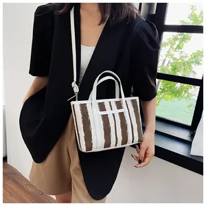 Borsa tote in tela a righe marroni con finiture in pelle bianca e tracolla da donna