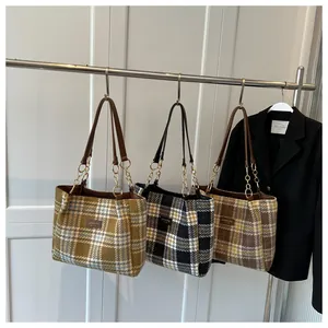Tre borse tote in tweed a quadri con etichette in pelle e dettagli catena dorata