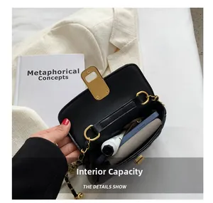 Détail de la capacité intérieure du sac à bandoulière noir matelassé avec chaîne dorée