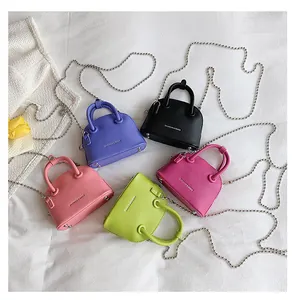 Mini borse a conchiglia in cinque colori in pelle a grana con catene a sfere in metallo