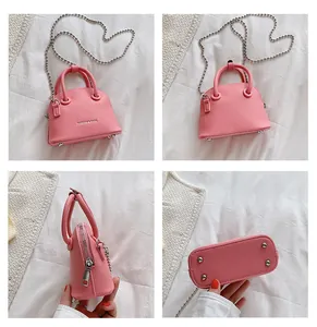 Dettagli della mini borsa a conchiglia rosa con texture litchi e tracolla a catena