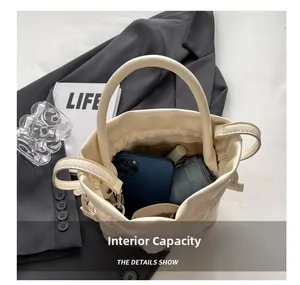 Innenraum der cremefarbenen Beuteltasche mit Platz für Handy und Regenschirm