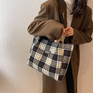 Borsa tote a quadri stile britannico con manici in pelle e design vintage