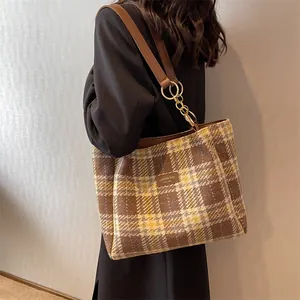 Borsa tote a scacchi classica con spalline in pelle marrone per autunno e inverno
