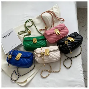Détail de cinq sacs matelassés colorés avec bandoulière chaîne à bille dorée réglable
