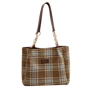 Borsa tote a quadri da donna con manici in pelle marrone e dettagli a catena dorata