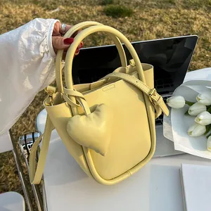 Secchiello minimalista giallo chiaro in ecopelle di alta qualità con ciondolo a cuore
