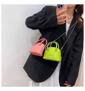 Mini borse a conchiglia in pelle rosa e verde con catena argentata per tracolla