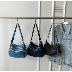 Tre borse a spalla a mezzaluna in denim blu e nero con tripla cerniera lampo parallela