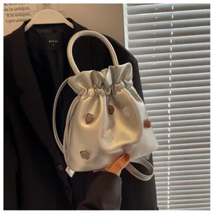 Nahaufnahme der silbernen Strass-Beuteltasche mit Kordelzug und elegantem Tragegriff