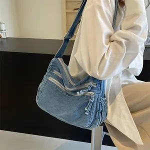 Borsa a tracolla in denim blu con tre zip frontali e tracolla regolabile