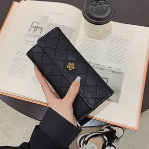 Elegante portafoglio lungo trapuntato nero da donna con ornamento floreale di camelia dorata