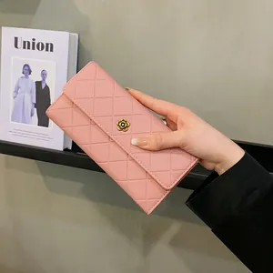 Portafoglio lungo da donna in ecopelle rosa trapuntata con fibbia a fiore dorata