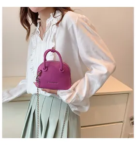 Mini borsa a conchiglia viola con trama litchi, catena argento e logo FASHION