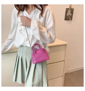 Mini borsa a conchiglia in pelle magenta a grana litchi con catena argento