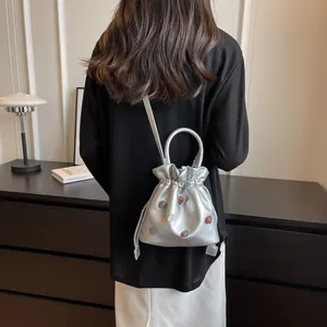 Silberne Strass-Beuteltasche mit rundem Griff und abnehmbarem Schultergurt für Damen