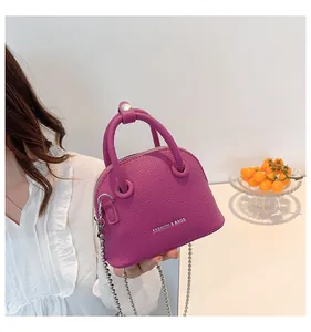 Dettaglio mini borsa viola texture litchi con catena argento e logo di tendenza