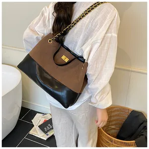 Dettaglio della borsa tote in pelle trapuntata con patchwork in pelle scamosciata