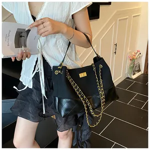 Elegante borsa tote in tela nera e pelle trapuntata con tracolla a catena dorata