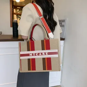 Borsa tote grande in tessuto a righe colorate con logo MYCARE e tracolla regolabile