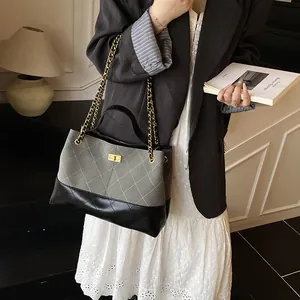 Borsa a tracolla trapuntata con catena e pannello in pelle scamosciata grigia chic