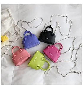 Mini borse a conchiglia in pelle litchi in cinque colori con tracolla a catena