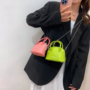 Mini borse a conchiglia in pelle rosa e verde neon con tracolla a catena