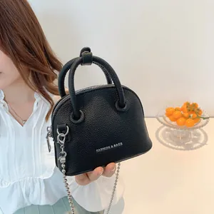Mini borsa a conchiglia nera a grana litchi con tracolla a catena argentata