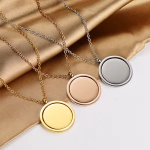 Drie spinner hanger kettingen in goud, roségoud en zilver op zijden achtergrond