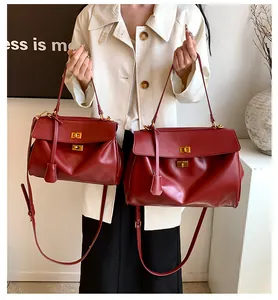 Dettaglio macro di borse tote in pelle bordeaux in due misure con chiusura dorata