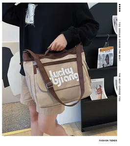 Dettaglio della borsa in tela kaki con manico e stampa Lucky bjiang in bianco