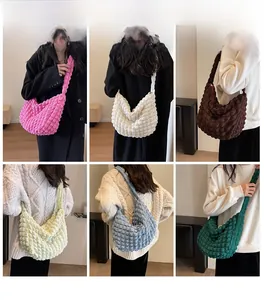 Vue détaillée des sacs hobo à texture bulles en six couleurs, dont rose, bleu et vert