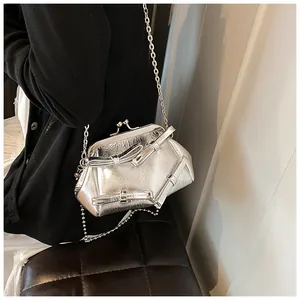 Dettaglio borsa a tracolla argento metallizzato con fiocco e chiusura a scatto retro